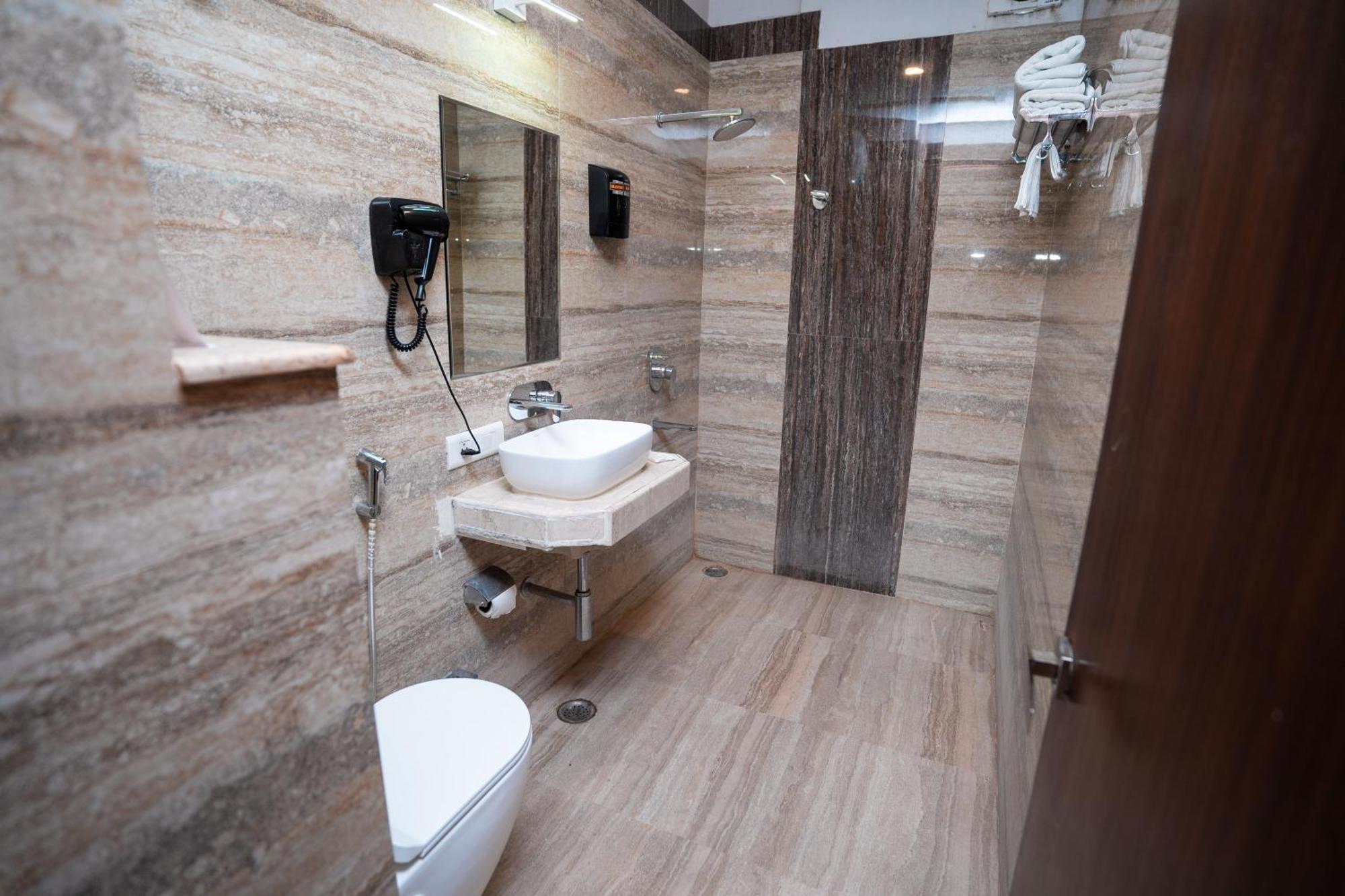Hotel Radiance Courtyard Варанасі Екстер'єр фото