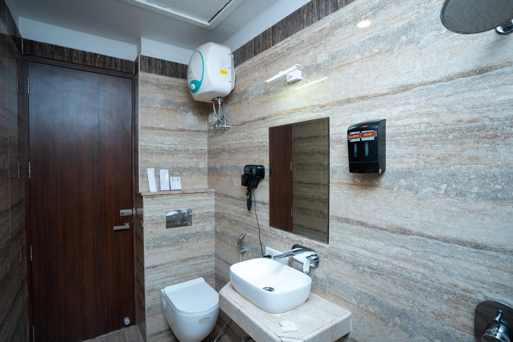 Hotel Radiance Courtyard Варанасі Екстер'єр фото