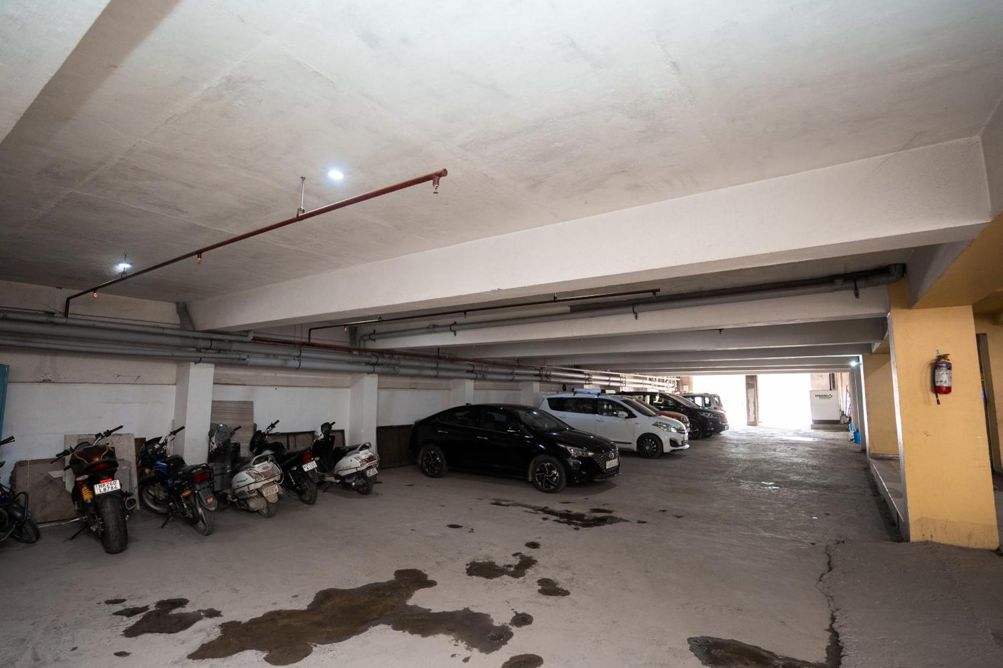 Hotel Radiance Courtyard Варанасі Екстер'єр фото