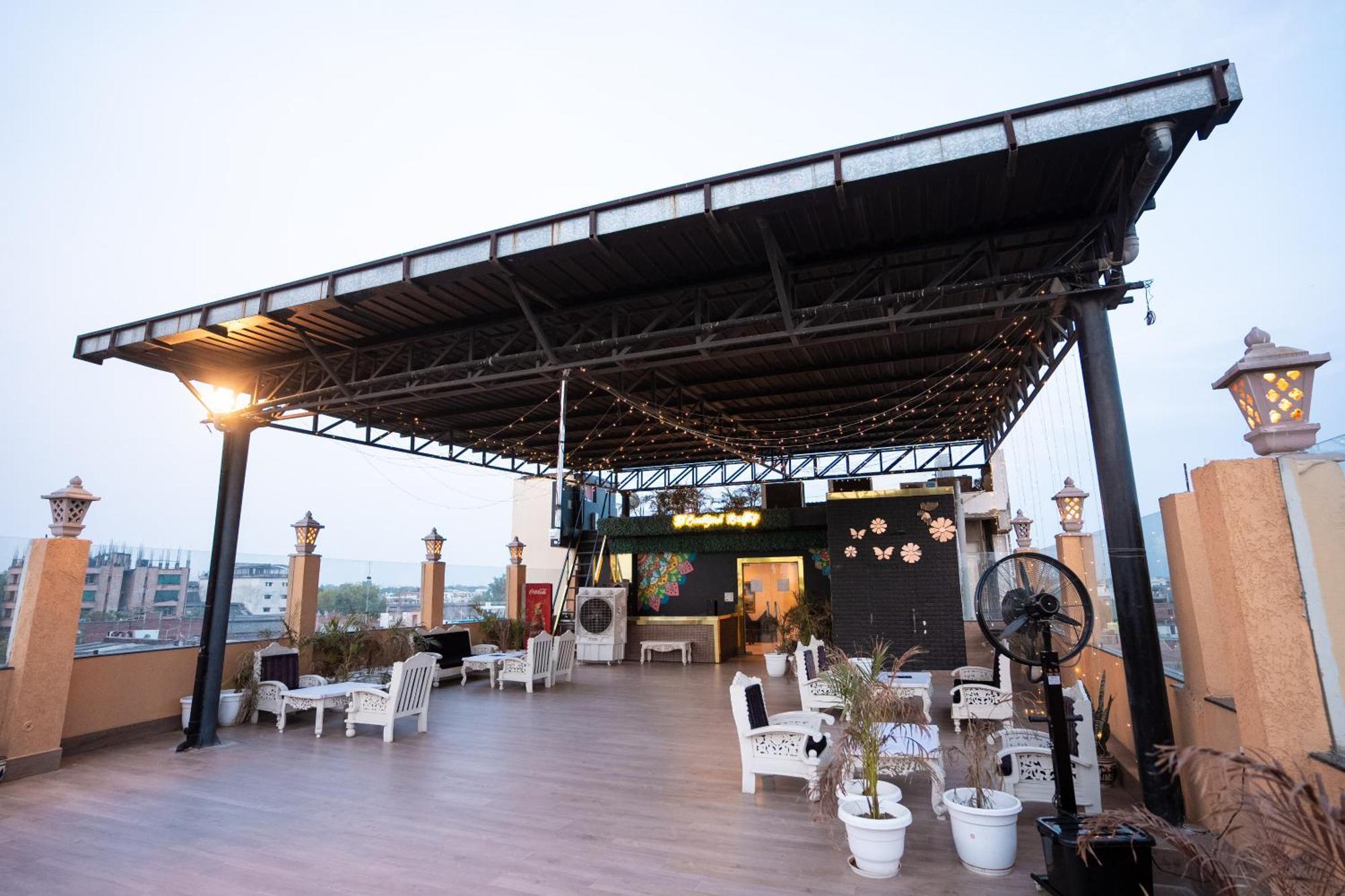 Hotel Radiance Courtyard Варанасі Екстер'єр фото